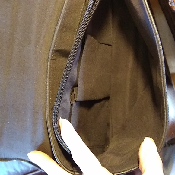 VGUC$$❤️❤️☘️Liz Claiborne vegan leather handbag. - Picture 10 of 13